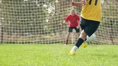 伦敦双雄巅峰对决，埃泽帽子戏法创历史！英超独占鳌头，成为首人传奇再现！