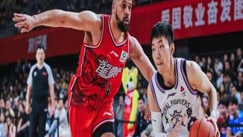 安切洛蒂携皇马教练团队现场观摩U19马德里德比