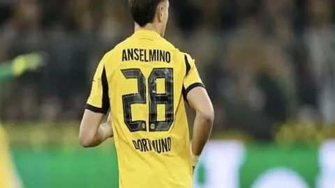 “欧冠关键战：拉齐奥守门员补时阶段头球进账，与马竞比分持平”